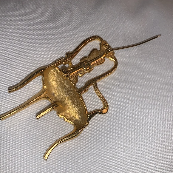 Vintage JJ brushed, gold realtor pin, beautiful Brooch. Looking for a new home! - Picture 8 of 8